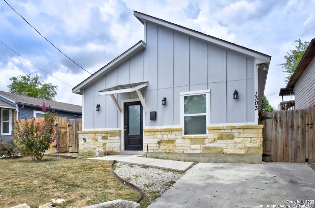 Photo of 1303 Lombrano St, San Antonio, TX 78207 (MLS # 1928605)