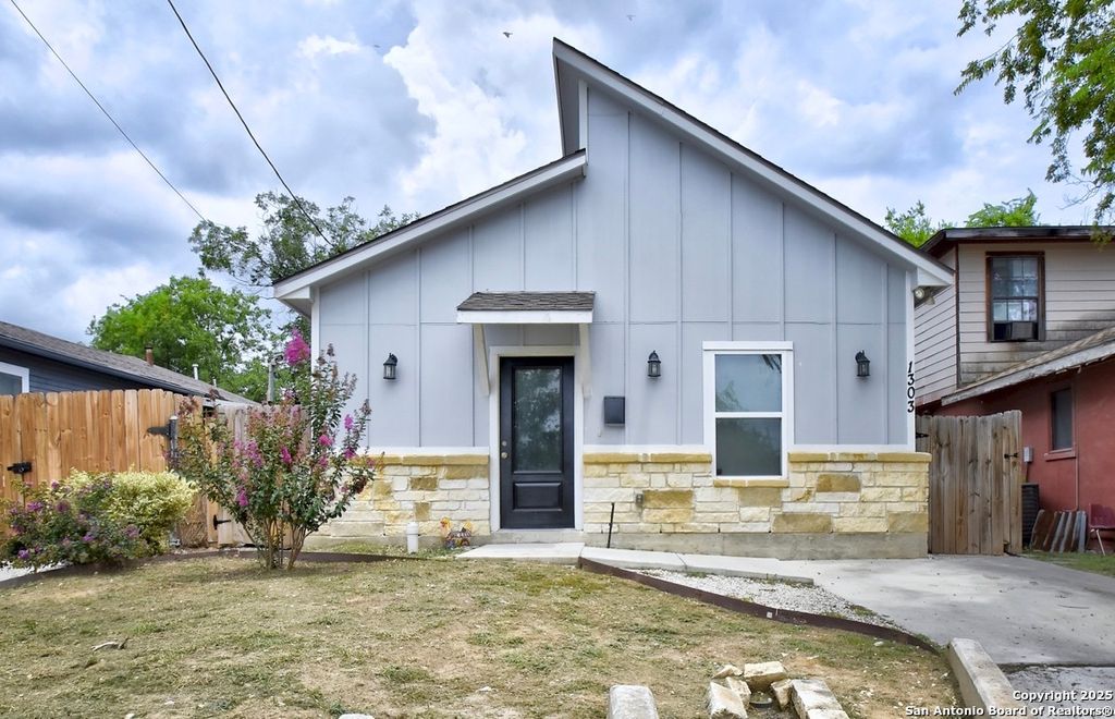 Photo of 1303 Lombrano St, San Antonio, TX 78207 (MLS # 1928605)