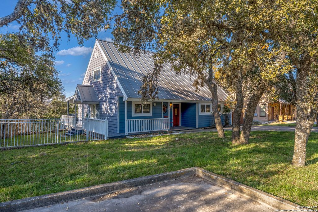 Photo of 1262 Paradise Dr, Canyon Lake, TX 78133 (MLS # 1914561)