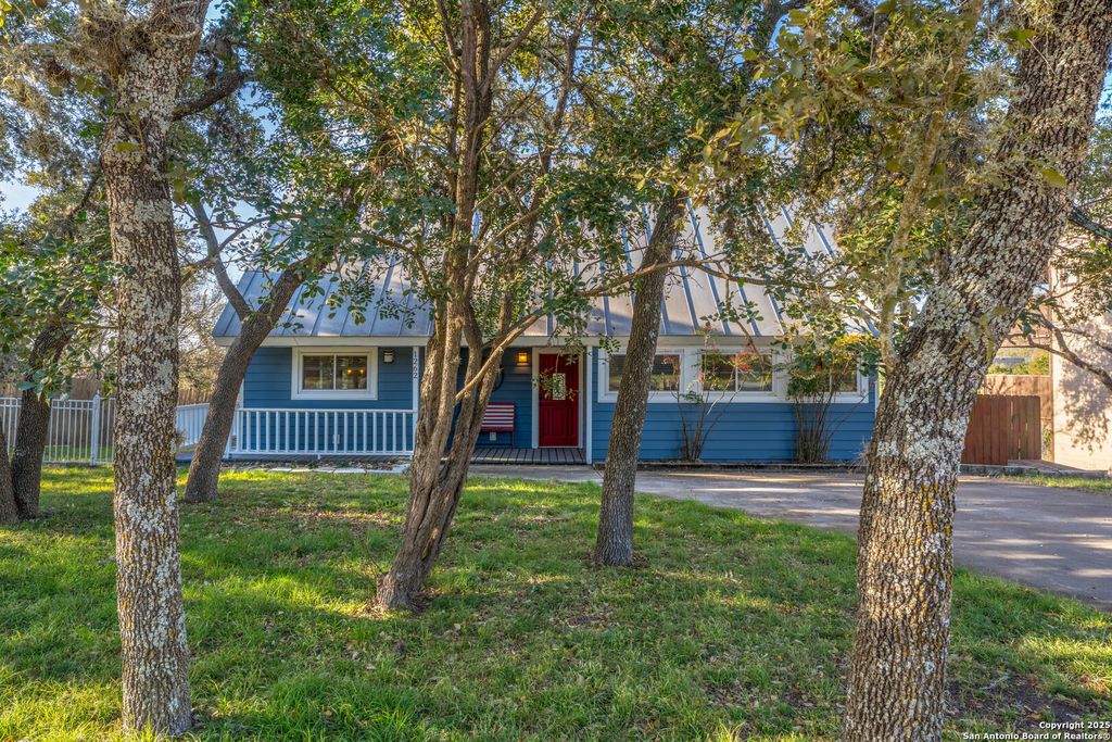 Photo of 1262 Paradise Dr, Canyon Lake, TX 78133 (MLS # 1914561)
