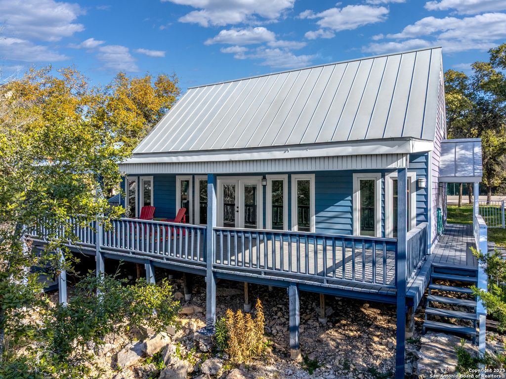 Photo of 1262 Paradise Dr, Canyon Lake, TX 78133 (MLS # 1914561)