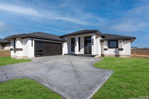 113 Hidden Cove Floresville TX 78114