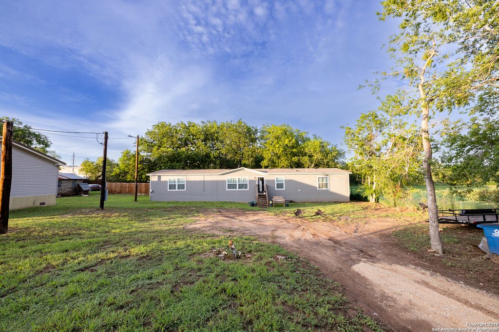 Photo of 934 7th, Floresville, TX 78114 (MLS # 1883910)