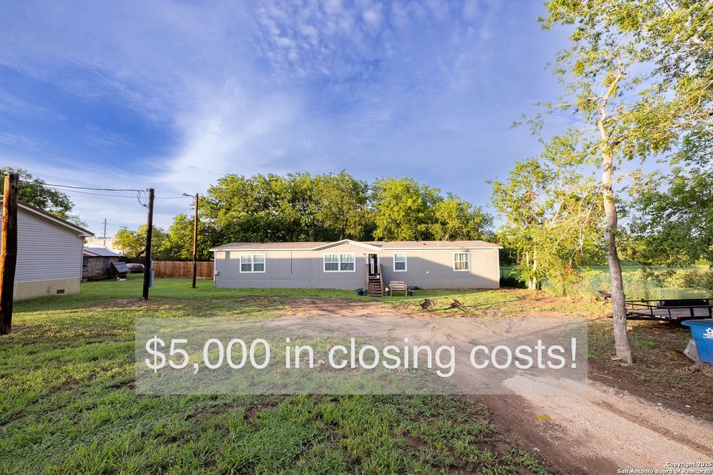 Photo of 934 7th, Floresville, TX 78114 (MLS # 1883910)