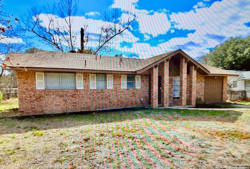 Photo of 315 Mockingbird, Devine, TX 78016 (MLS # 1921063)