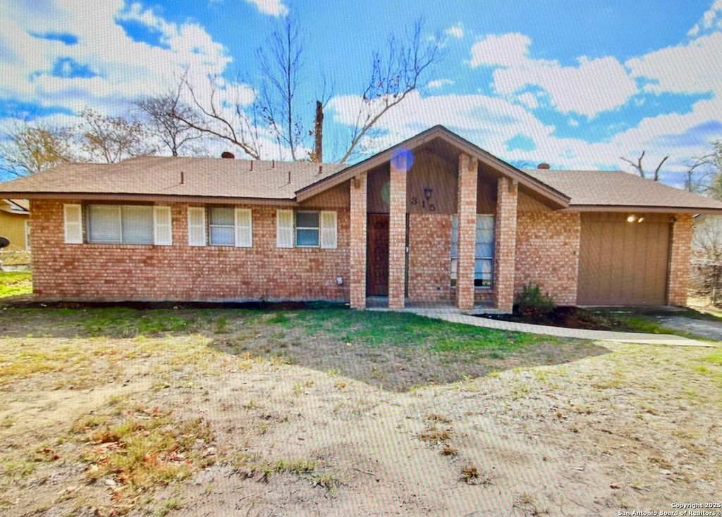 Photo of 315 Mockingbird, Devine, TX 78016 (MLS # 1921063)