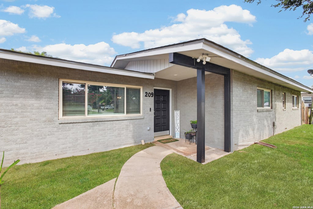 Photo of 209 GREENLAWN AVE, Pleasanton, TX 78064 (MLS # 2008310)