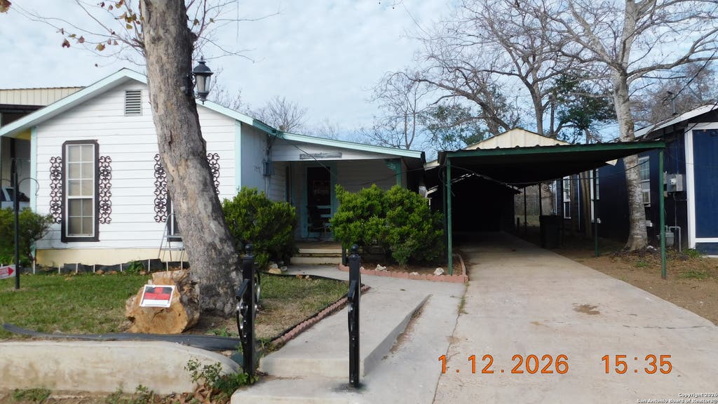 Photo of 522 Avenue B, Poteet, TX 78065 (MLS # 1933990)