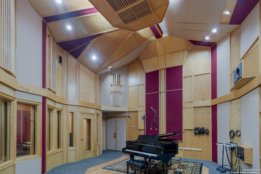 Photo of 25802 Hazy Hollow, San Antonio, TX 78255 (MLS # 1917572)