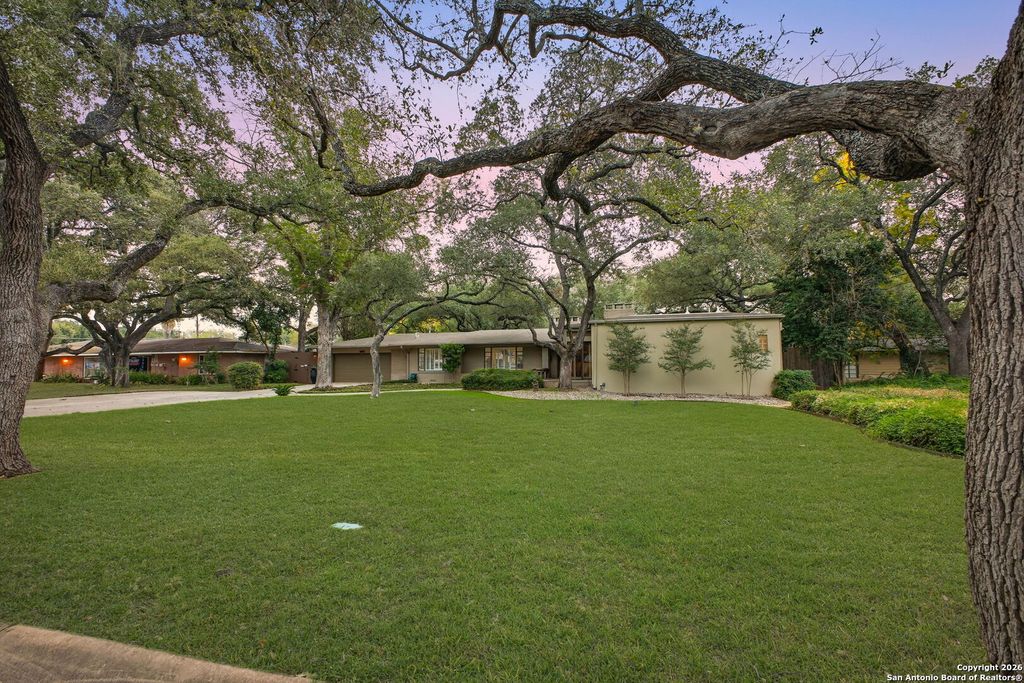 Photo of 122 Dogwood Ln, San Antonio, TX 78213 (MLS # 1934015)