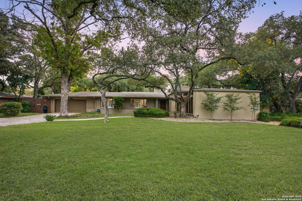 Photo of 122 Dogwood Ln, San Antonio, TX 78213 (MLS # 1934015)