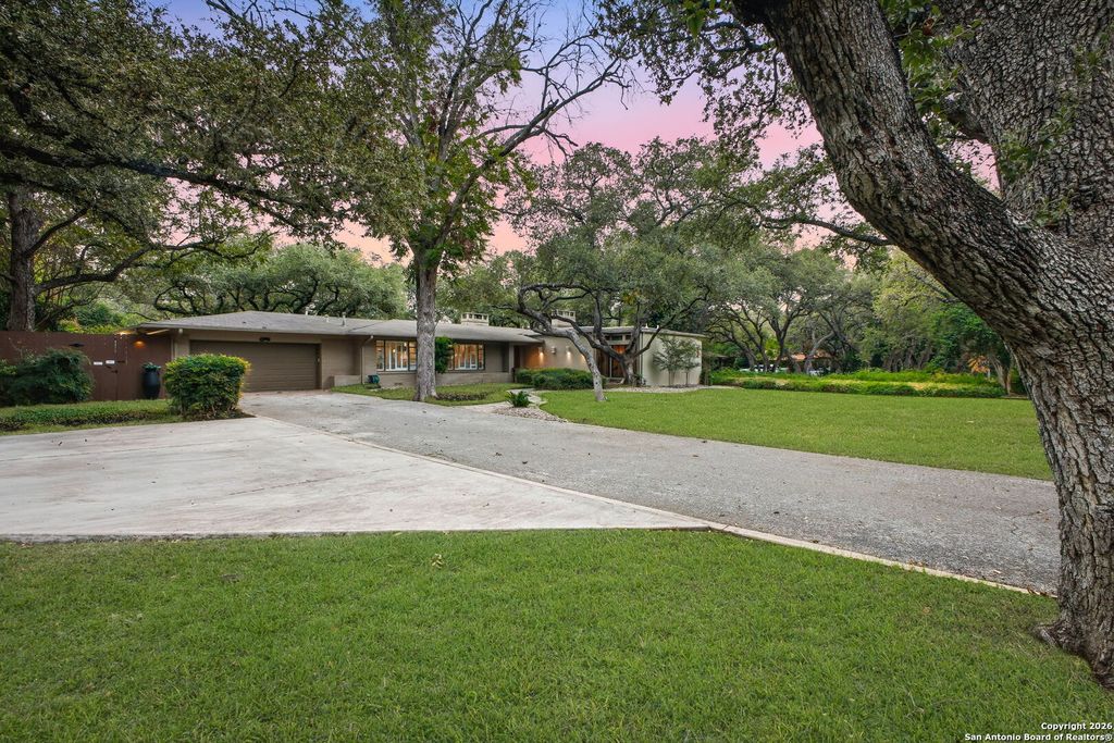 Photo of 122 Dogwood Ln, San Antonio, TX 78213 (MLS # 1934015)