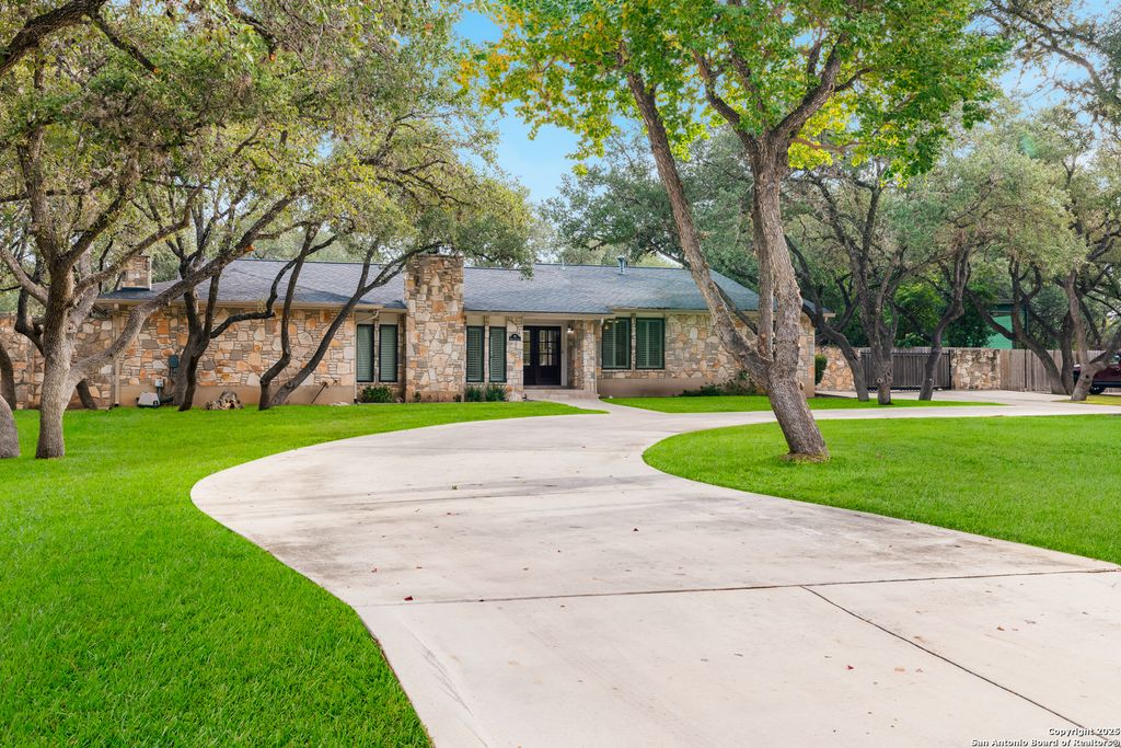 Photo of 90 Mossy Cup, Shavano Park, TX 78231 (MLS # 1927731)