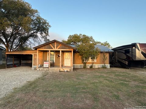 1503 N Hill St Three Rivers TX 78071