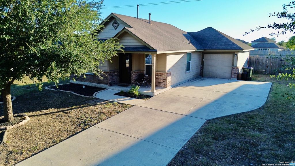 Photo of 1054 Stone Branch, New Braunfels, TX 78130 (MLS # 1920476)