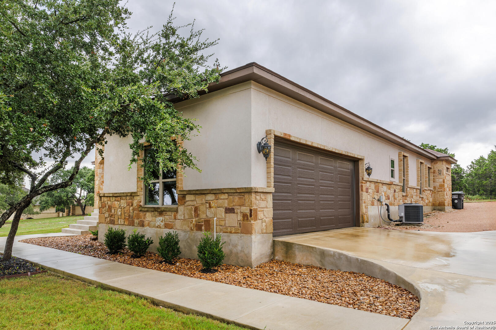 2127 Oakwood