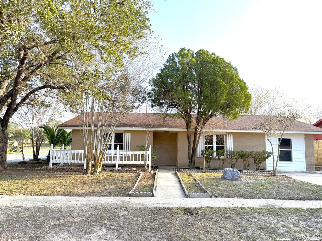 Photo of 1212 fairview, Beeville, TX 78102 (MLS # 1930114)