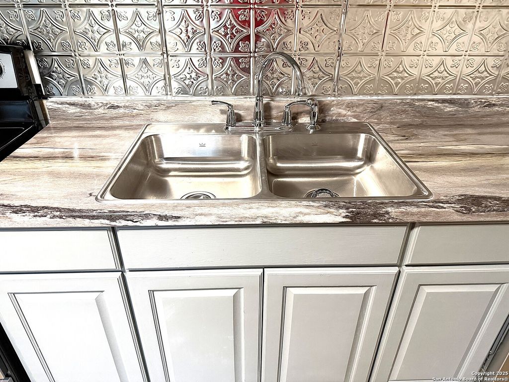 Photo of 1212 fairview, Beeville, TX 78102 (MLS # 1930114)