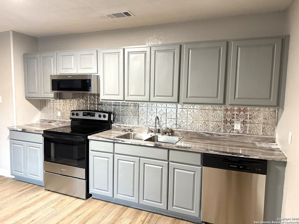 Photo of 1212 fairview, Beeville, TX 78102 (MLS # 1930114)