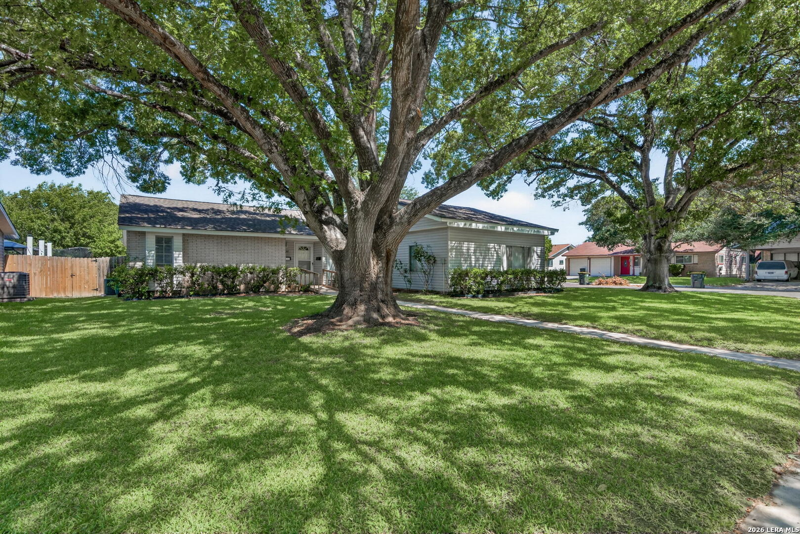 825 MARILYN DR
