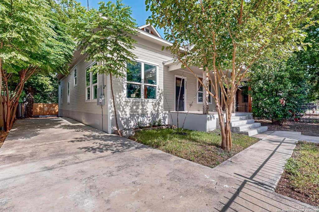 Photo of 305 N Spruce, San Antonio, TX 78203 (MLS # 1951951)