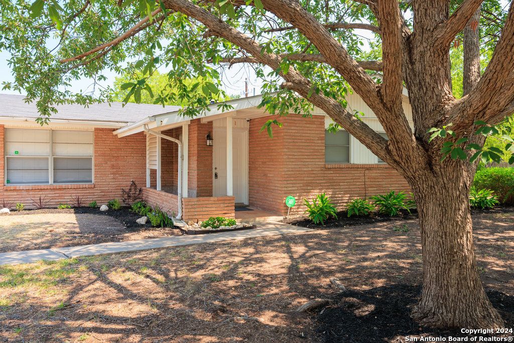 Photo of 221 WINDCREST DR, Windcrest, TX 78239 (MLS # 1956105)