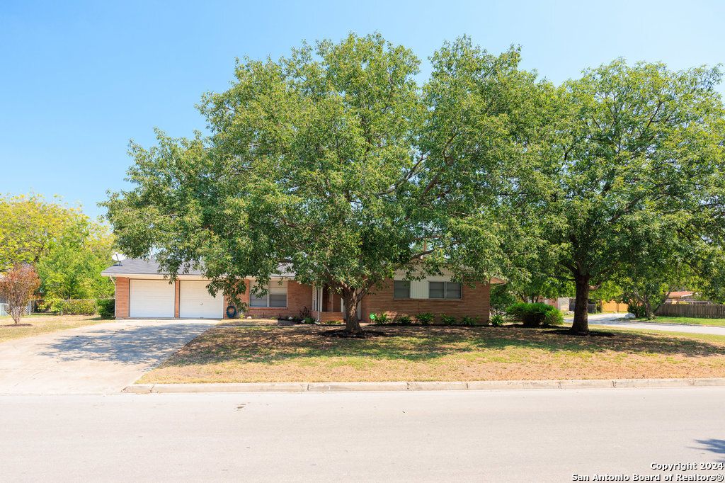 Photo of 221 WINDCREST DR, Windcrest, TX 78239 (MLS # 1956105)