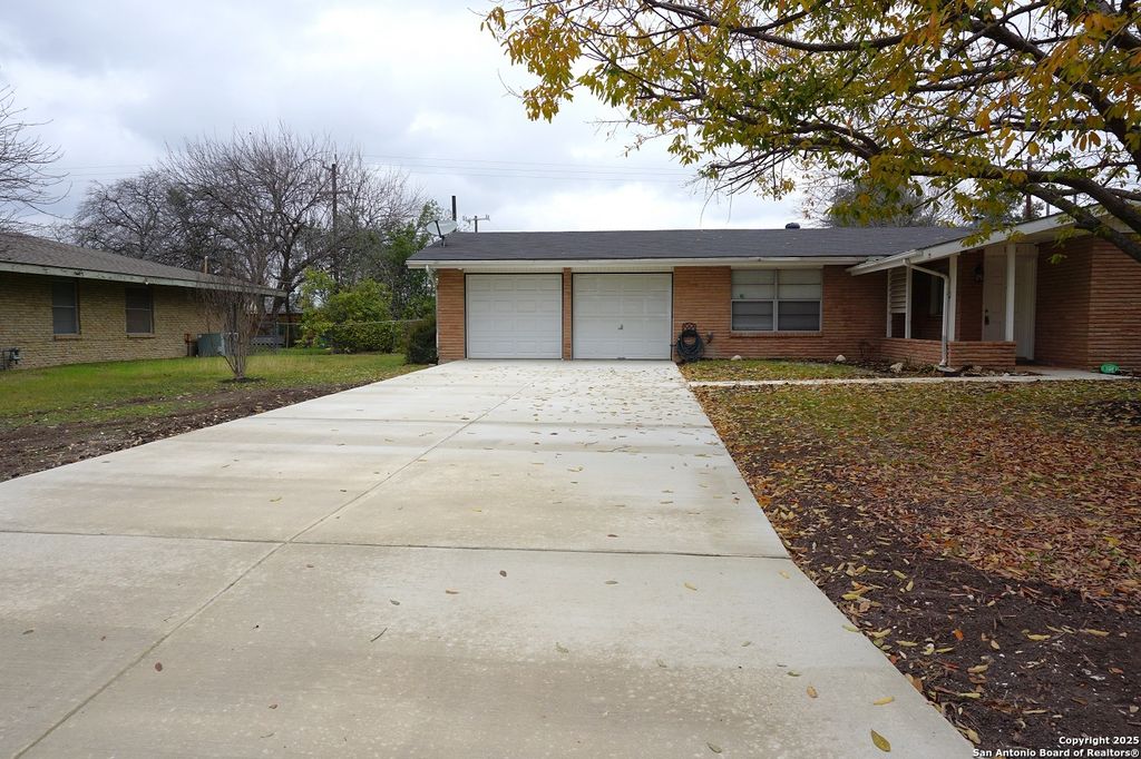 Photo of 221 WINDCREST DR, Windcrest, TX 78239 (MLS # 1956105)
