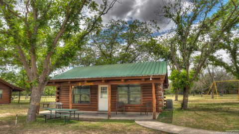 90 Johnny Seibert Ln Leakey TX 78873