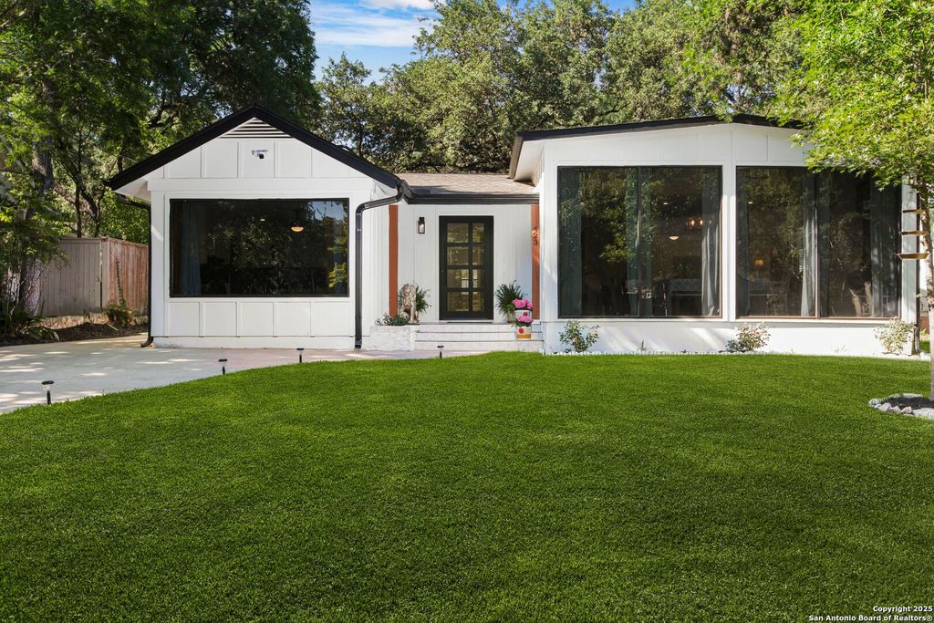 Photo of 423 College Blvd., Alamo Heights, TX 78209 (MLS # 1937822)