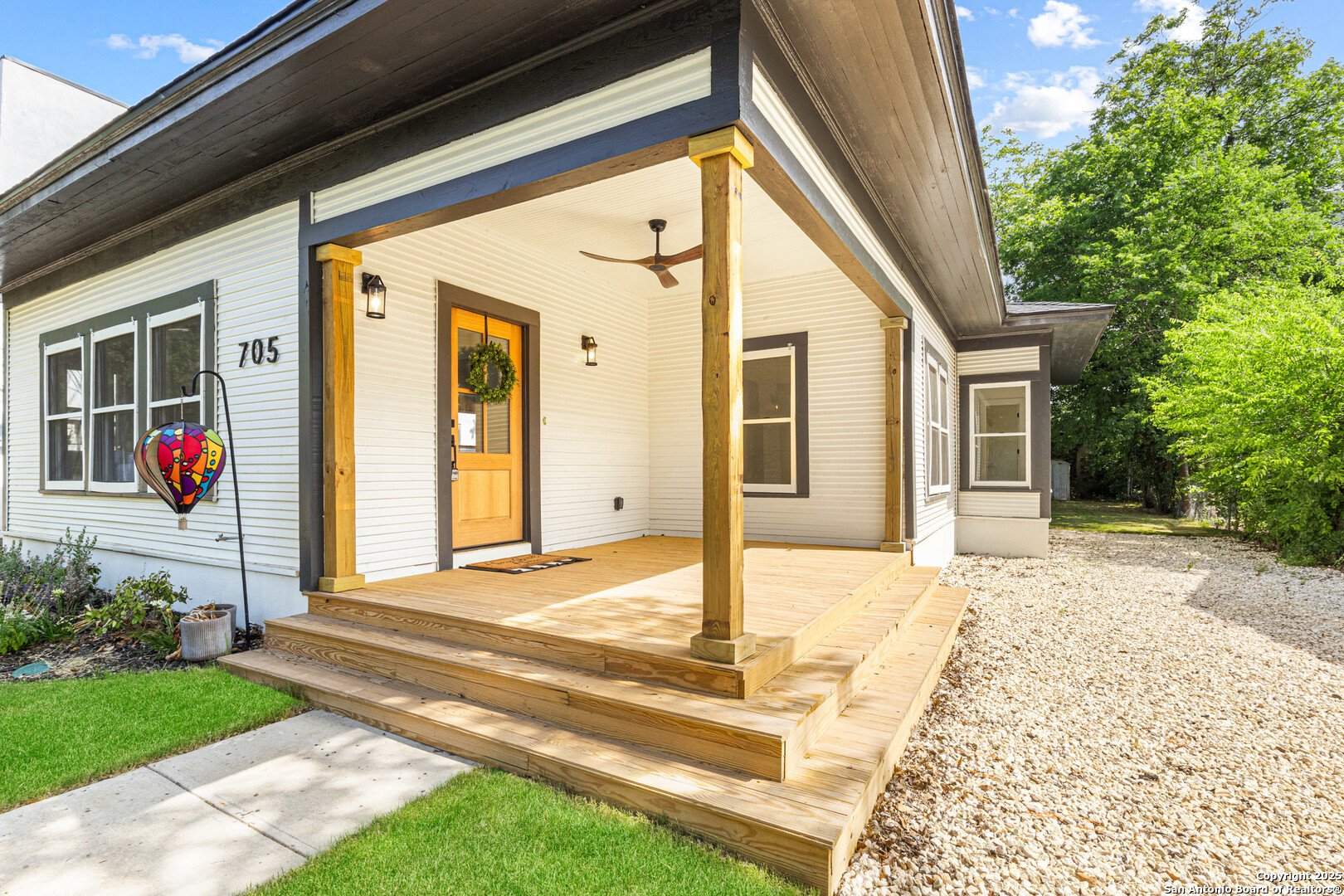 705 E Woodlawn Ave