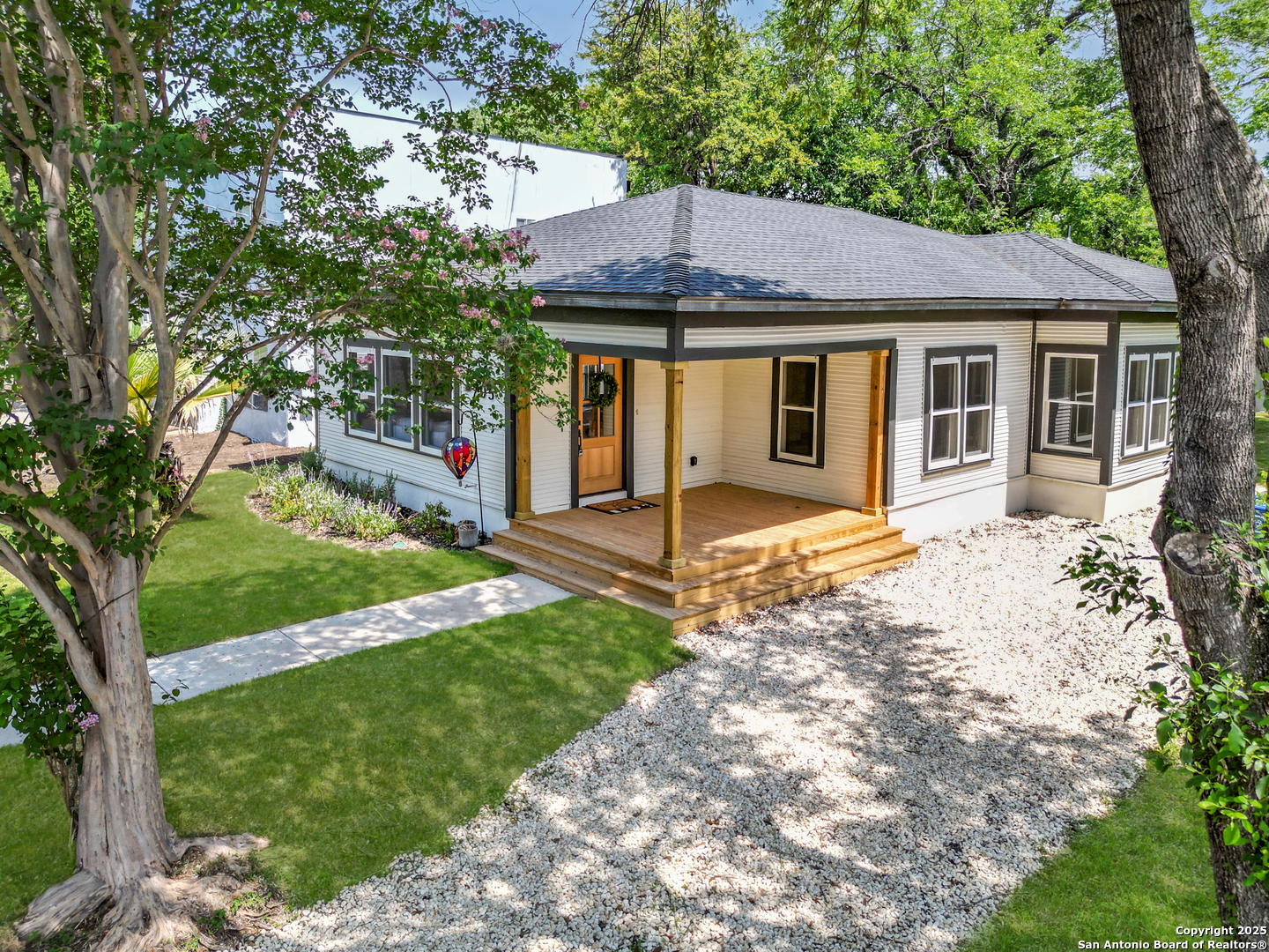 705 E Woodlawn Ave