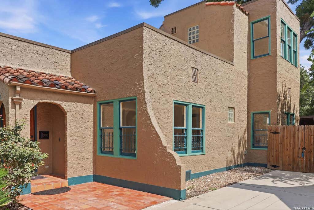 Photo of 1833 W GRAMERCY PL, San Antonio, TX 78201 (MLS # 1994188)