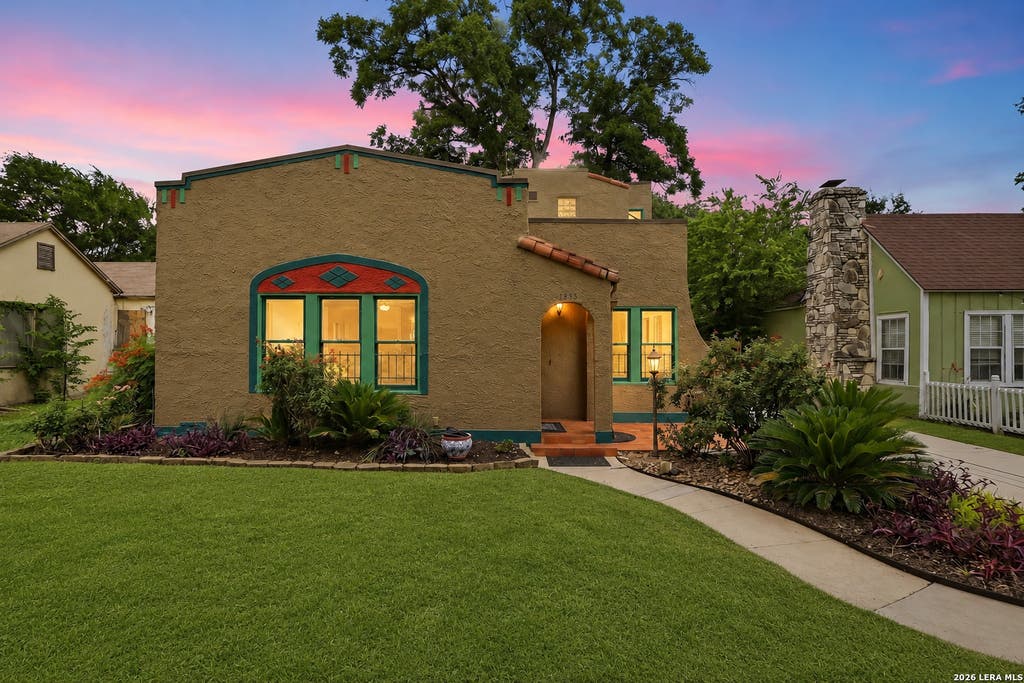 Photo of 1833 W GRAMERCY PL, San Antonio, TX 78201 (MLS # 1994188)