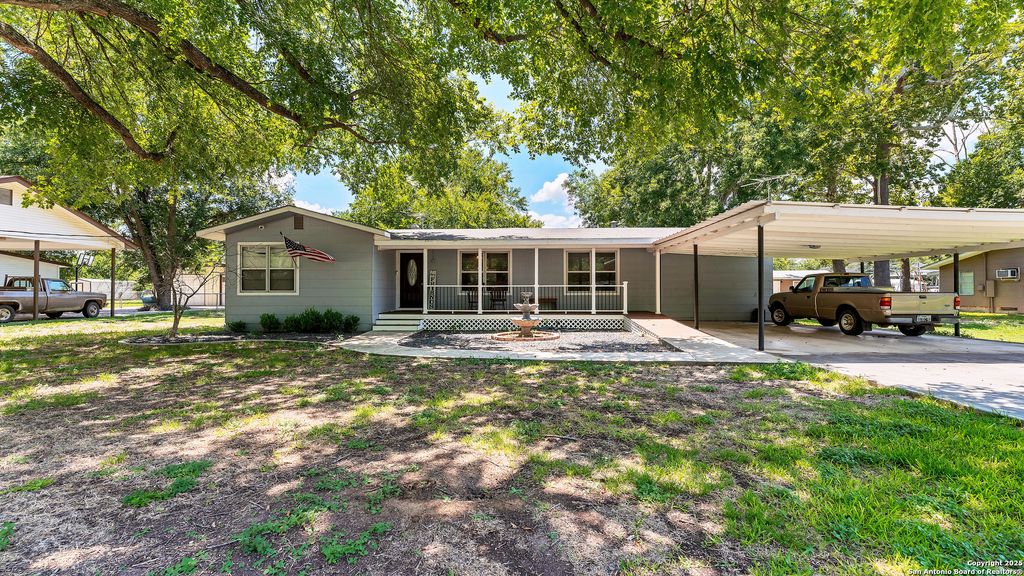 Photo of 404 Reiley, Seguin, TX 78155 (MLS # 1926370)