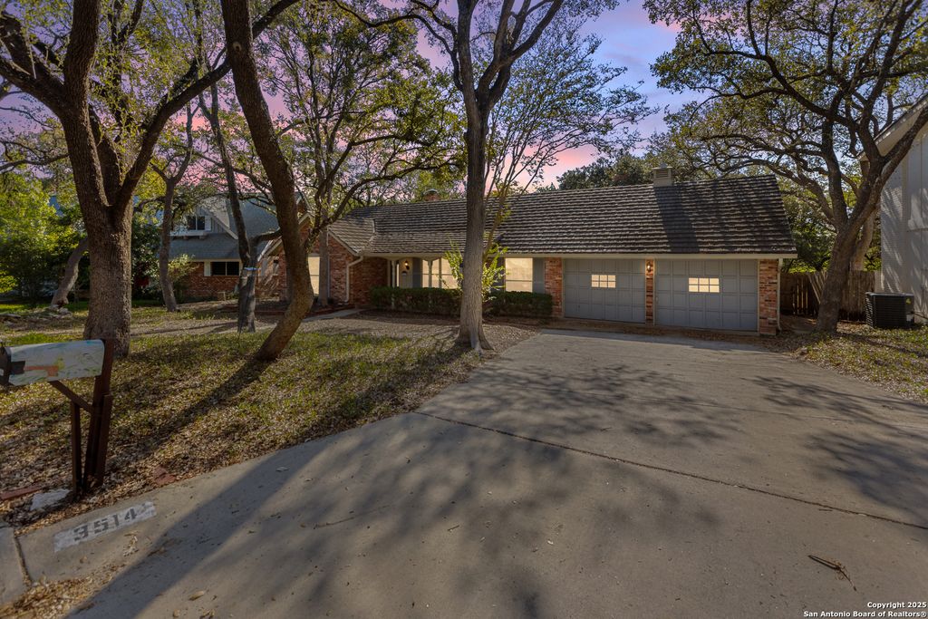 Photo of 3514 Red Oak Ln, San Antonio, TX 78230 (MLS # 1926429)
