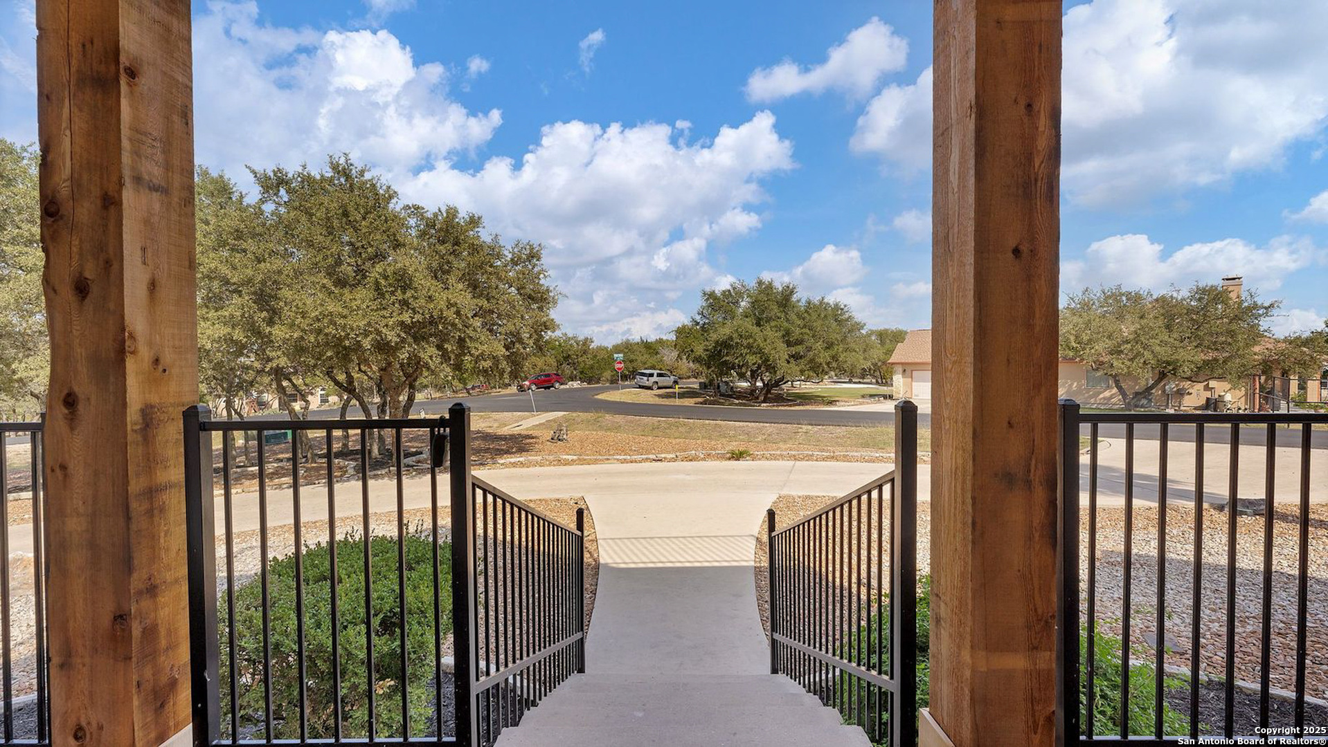 725 Winding View