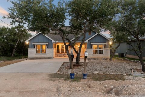 986 PARADISE DR Canyon Lake TX 78133