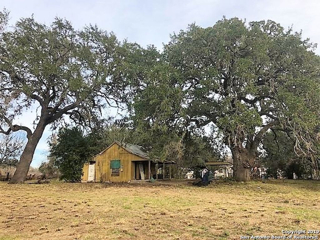 Photo of 623 Sanches, Pleasanton, TX 78064 (MLS # 1892653)