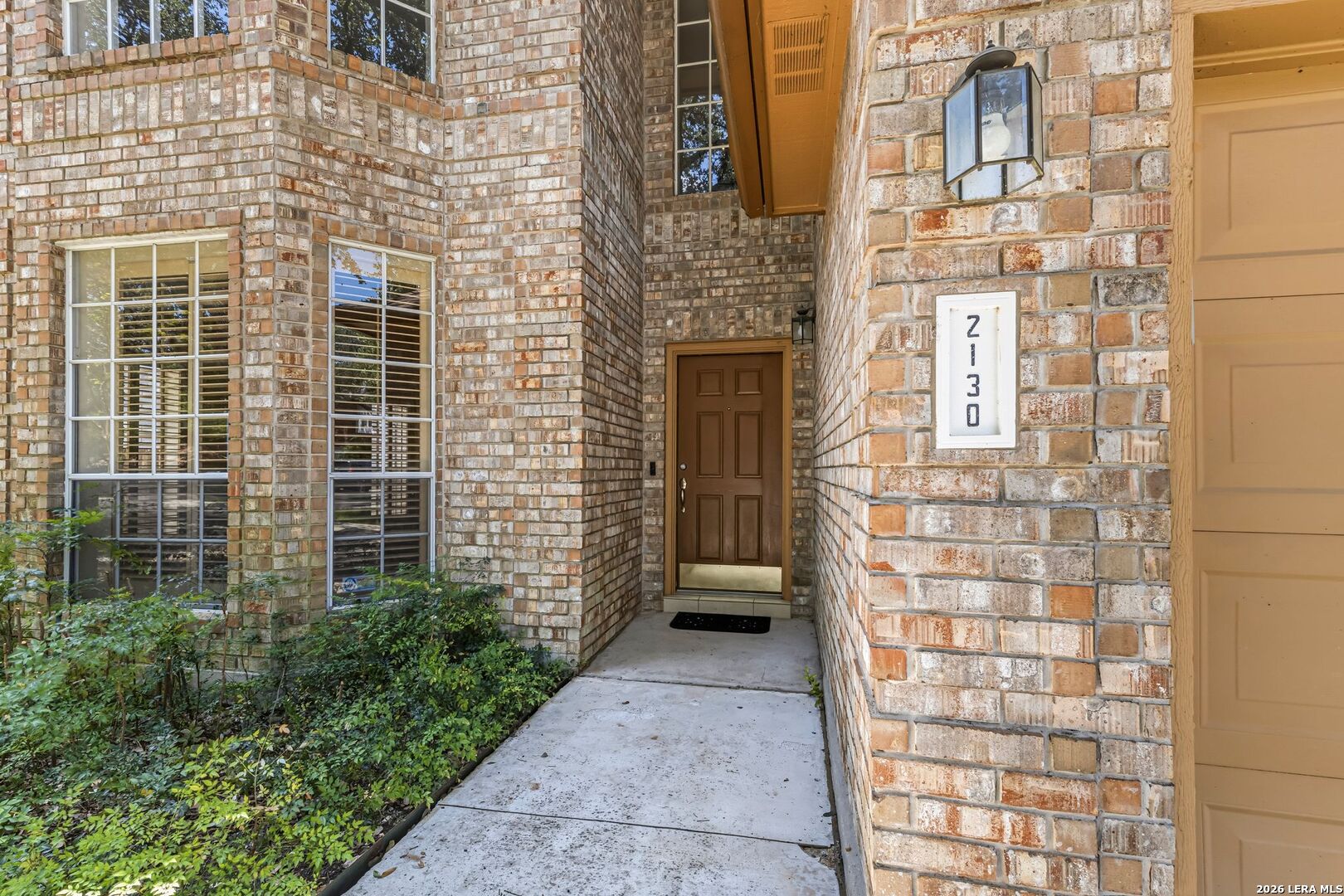 2130 MOLLYS WAY DR