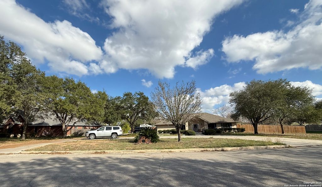 Photo of 1320 Continental, Pleasanton, TX 78064 (MLS # 1930588)