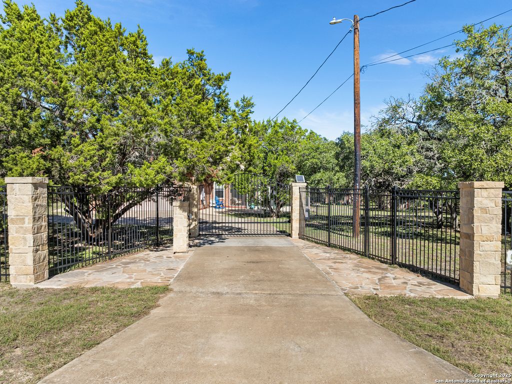 Photo of 577 River Chase, New Braunfels, TX 78132 (MLS # 1919576)
