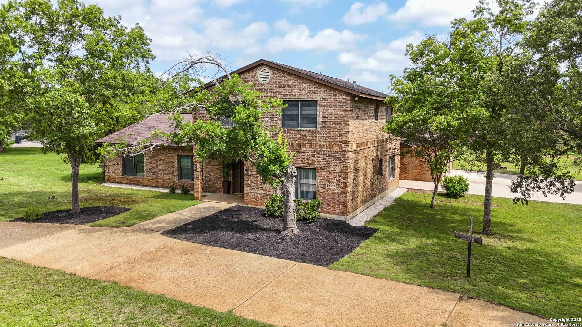 2406 Northwoods