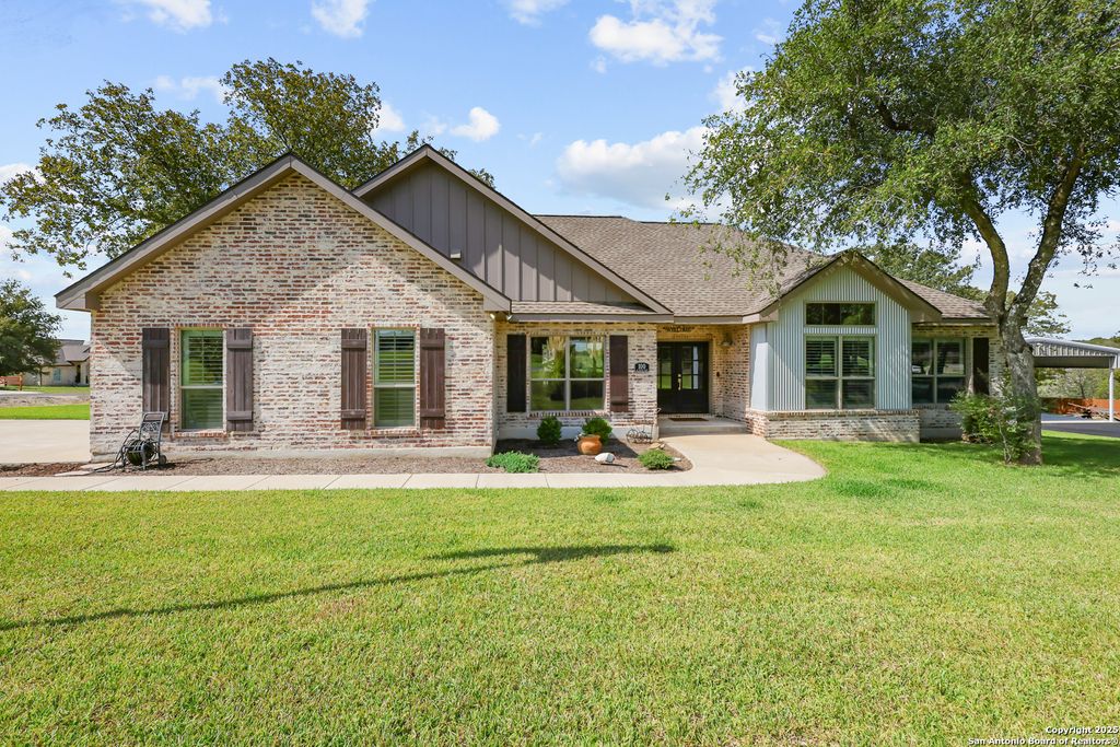 Photo of 100 W Ashton, Floresville, TX 78114 (MLS # 1908697)