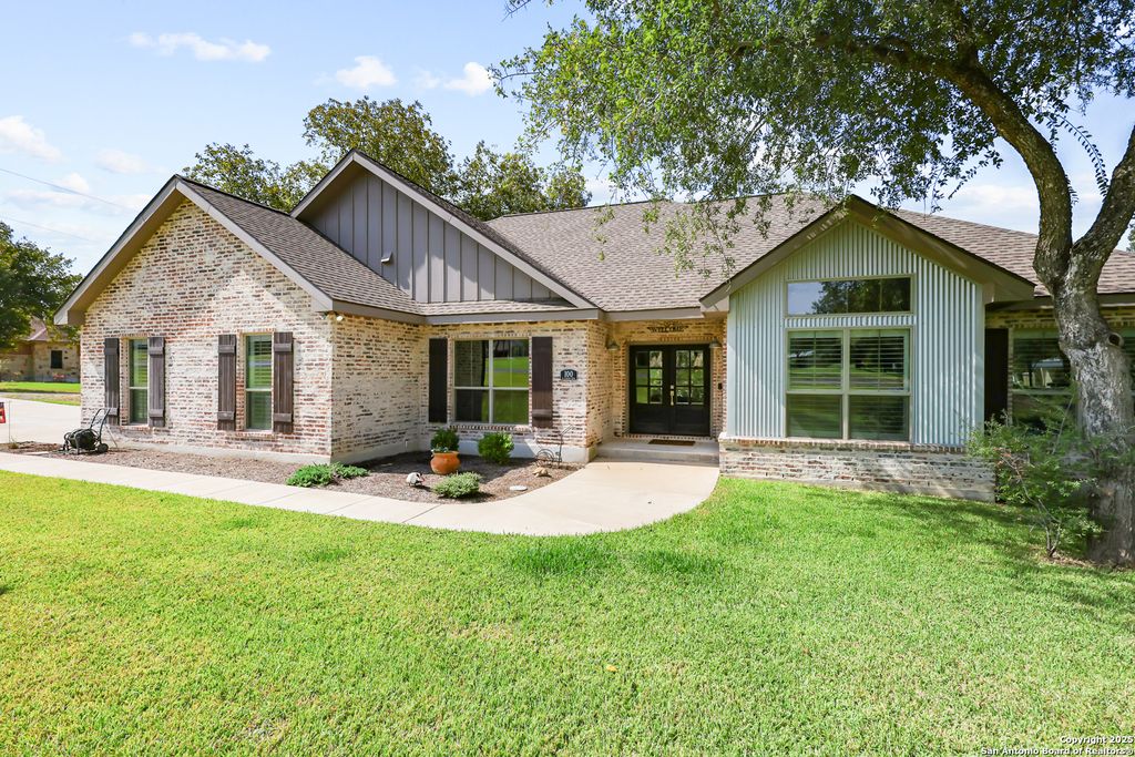 Photo of 100 W Ashton, Floresville, TX 78114 (MLS # 1908697)