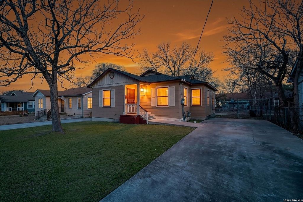 Photo of 719 W Hollywood, San Antonio, TX 78212 (MLS # 1944840)