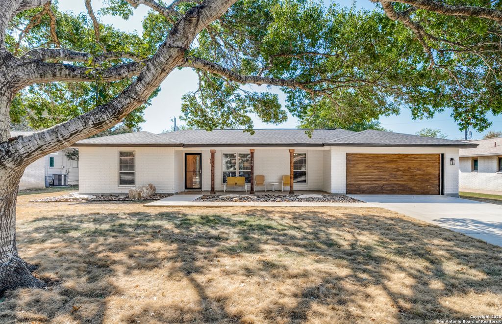 Photo of 129 creekside, Boerne, TX 78006 (MLS # 1916259)