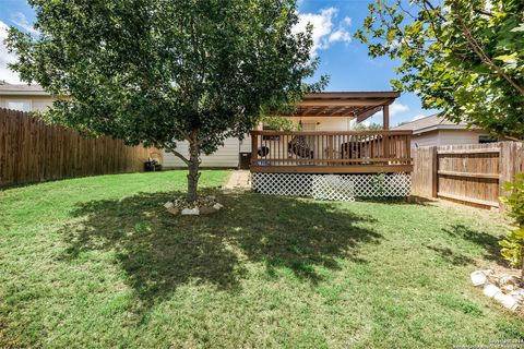 Single Family Residence in San Antonio TX 5806 Hickory Cyn 3.jpg
