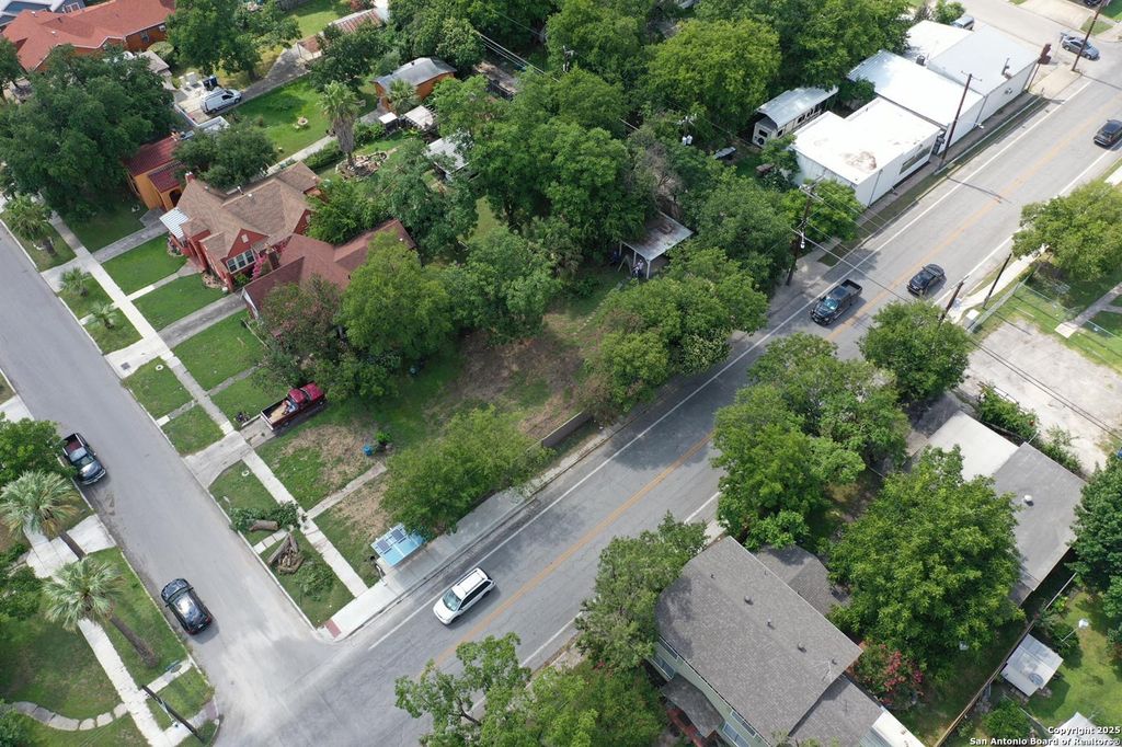 Photo of 1701 W Summit Ave, San Antonio, TX 78201 (MLS # 1930113)