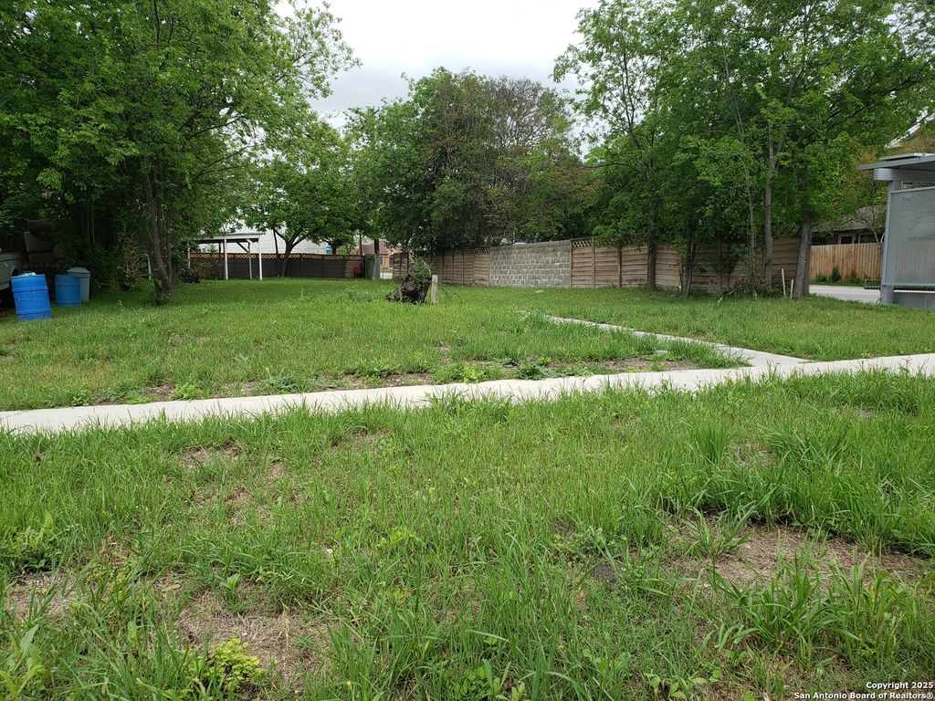 Photo of 1701 W Summit Ave, San Antonio, TX 78201 (MLS # 1930113)